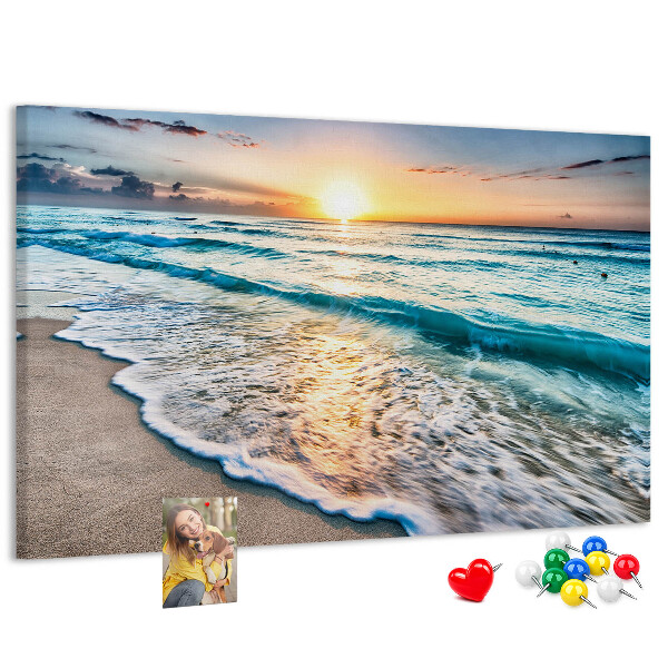 Prikbord met een zonsondergang boven de kalme zee