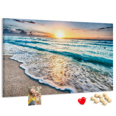 Prikbord met een zonsondergang boven de kalme zee