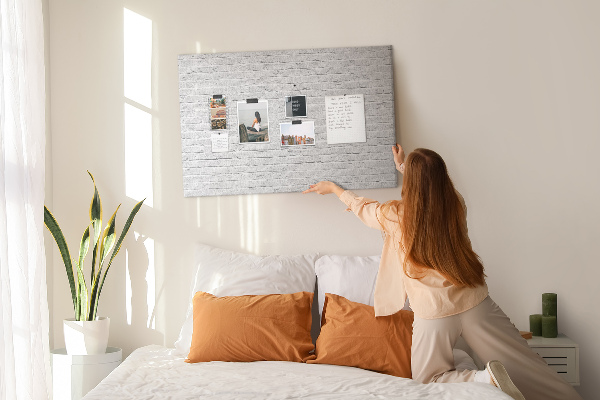 Kurk prikbord met afbeelding van witte bakstenen muur met kleurrijke punaises