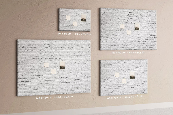 Kurk prikbord met afbeelding van witte bakstenen muur met kleurrijke punaises