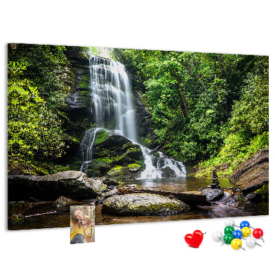 Prikbord met een waterval in een groen bergbos