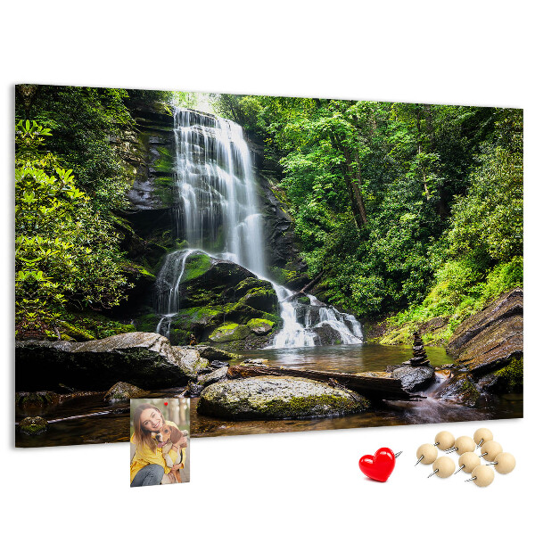 Prikbord met een waterval in een groen bergbos