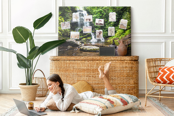 Prikbord met een waterval in een groen bergbos