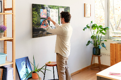 Prikbord met een waterval in een groen bergbos