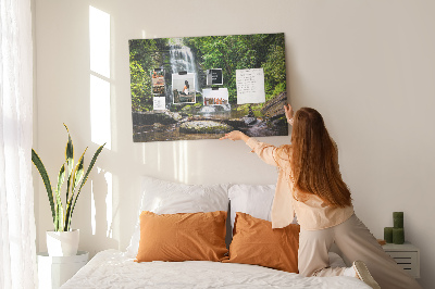 Prikbord met een waterval in een groen bergbos