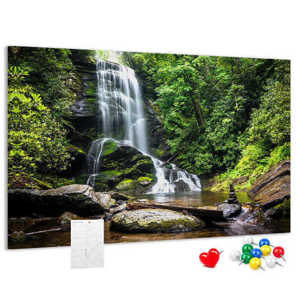 Prikbord met een waterval in een groen bergbos