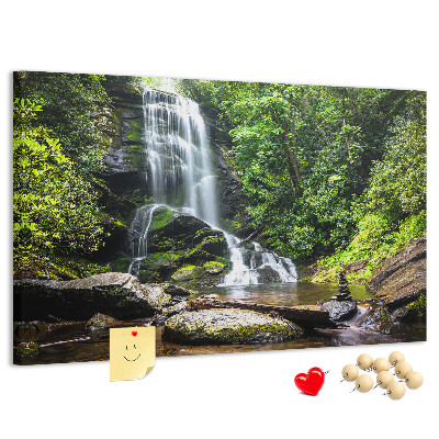 Prikbord met een waterval in een groen bergbos