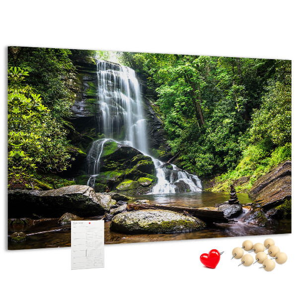 Prikbord met een waterval in een groen bergbos