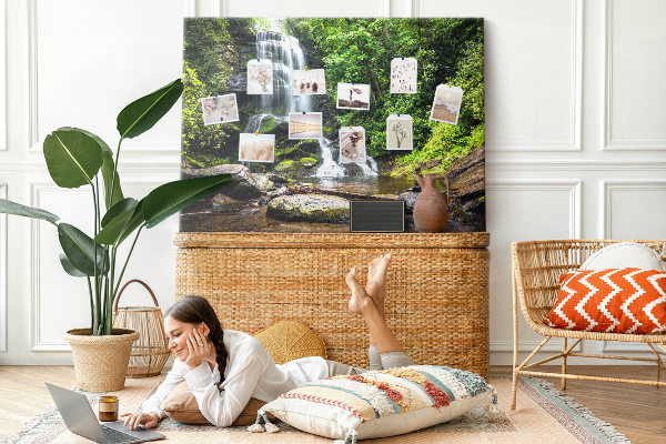 Prikbord met een waterval in een groen bergbos