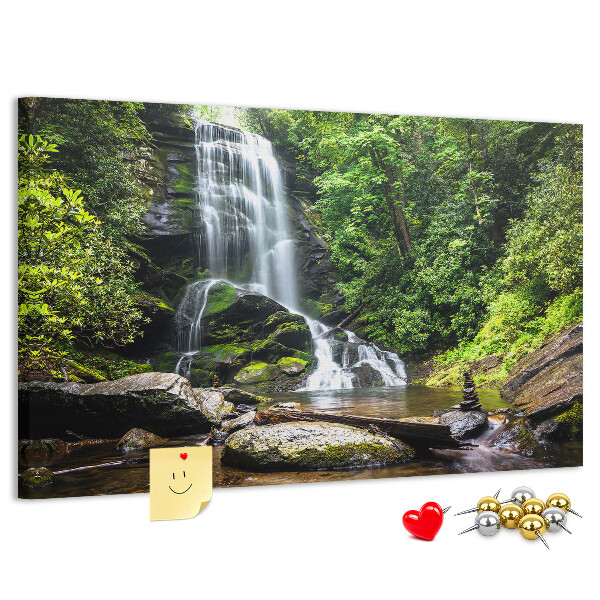Prikbord met een waterval in een groen bergbos