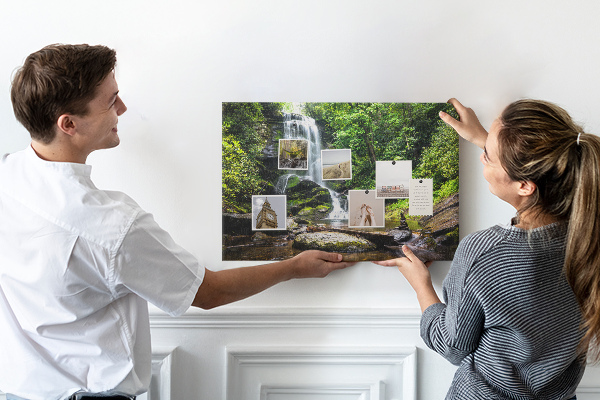 Prikbord met een waterval in een groen bergbos