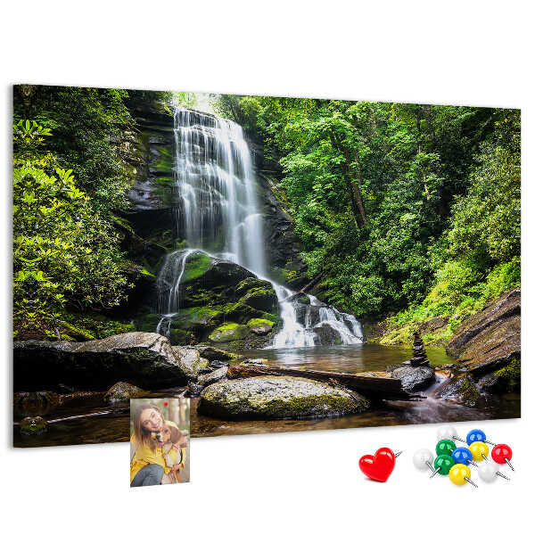 Prikbord met een waterval in een groen bergbos
