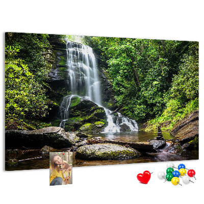 Prikbord met een waterval in een groen bergbos