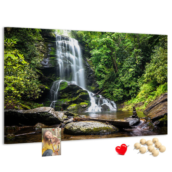 Prikbord met een waterval in een groen bergbos