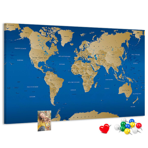 Kurk prikbord wereldkaart met gekleurde spelden
