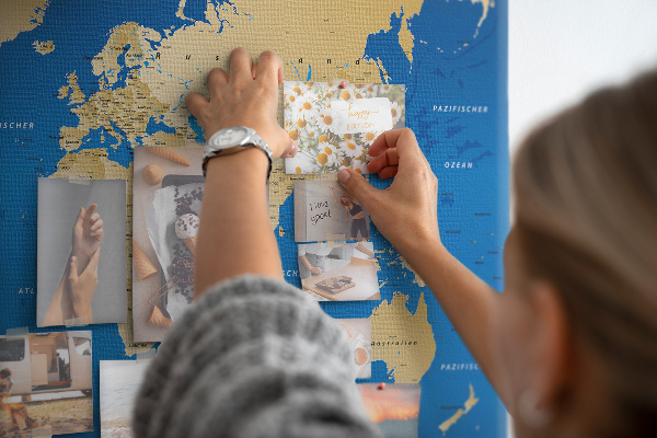 Kurk prikbord wereldkaart met gekleurde spelden