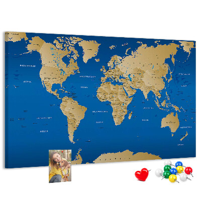 Kurk prikbord wereldkaart met gekleurde spelden