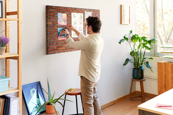 Kurk prikbord met een print van een bakstenen muur in warme tinten