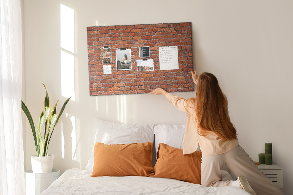 Kurk prikbord met een print van een bakstenen muur in warme tinten