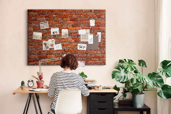 Kurk prikbord met een print van een bakstenen muur in warme tinten