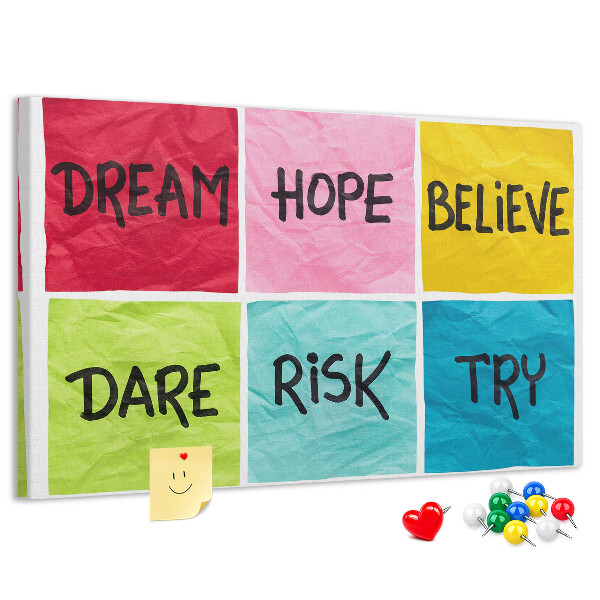 Prikbord met kleurrijke kaarten en inspirerende slogans