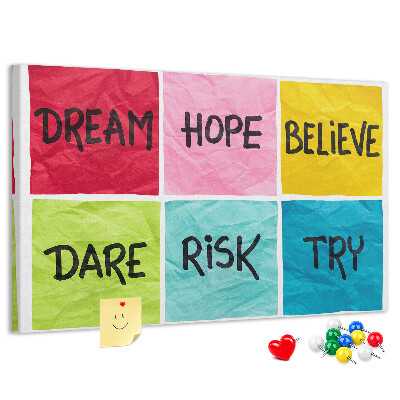 Prikbord met kleurrijke kaarten en inspirerende slogans