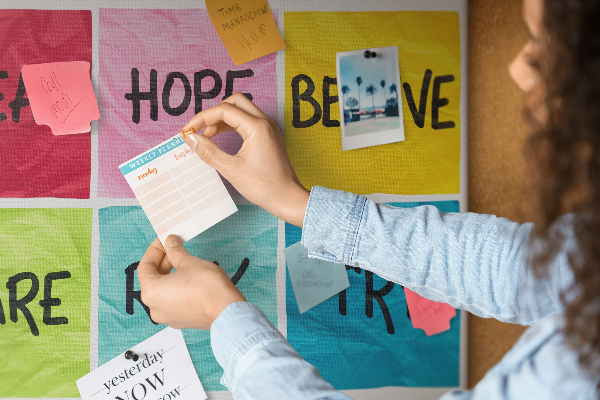 Prikbord met kleurrijke kaarten en inspirerende slogans
