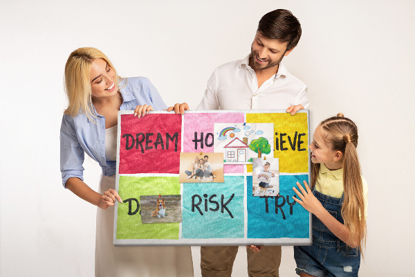 Prikbord met kleurrijke kaarten en inspirerende slogans