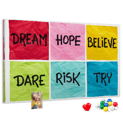 Prikbord met kleurrijke kaarten en inspirerende slogans