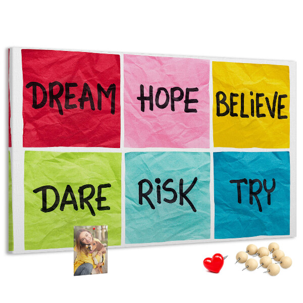 Prikbord met kleurrijke kaarten en inspirerende slogans