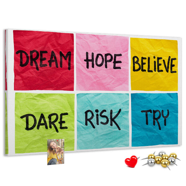 Prikbord met kleurrijke kaarten en inspirerende slogans