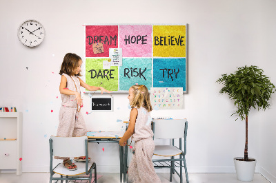 Prikbord met kleurrijke kaarten en inspirerende slogans