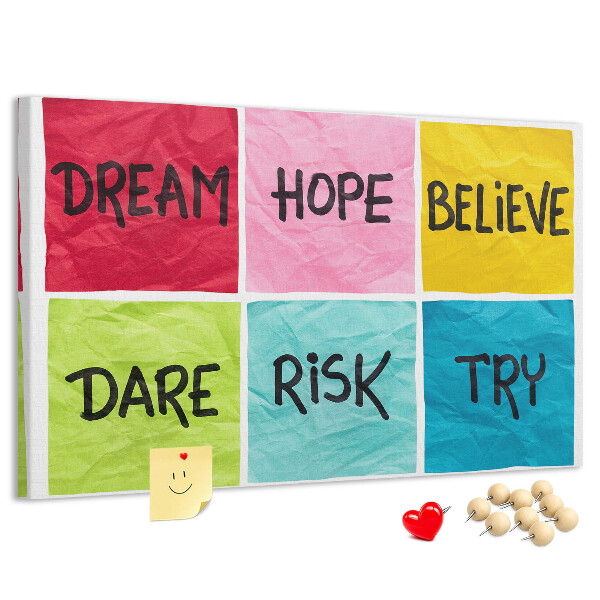 Prikbord met kleurrijke kaarten en inspirerende slogans