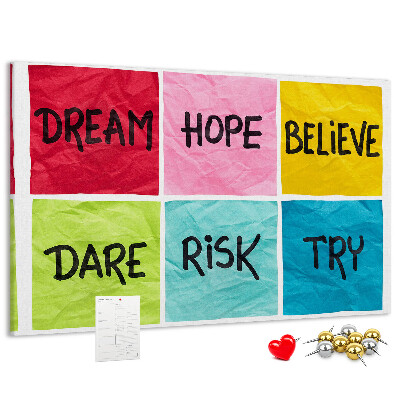 Prikbord met kleurrijke kaarten en inspirerende slogans
