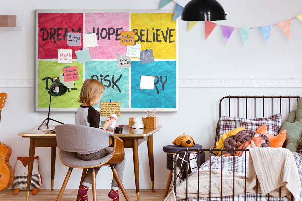 Prikbord met kleurrijke kaarten en inspirerende slogans