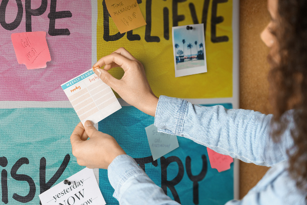Prikbord met kleurrijke kaarten en inspirerende slogans