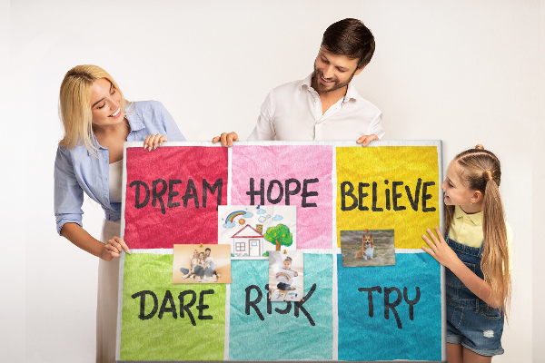 Prikbord met kleurrijke kaarten en inspirerende slogans