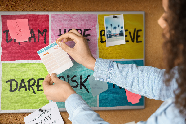 Prikbord met kleurrijke kaarten en inspirerende slogans