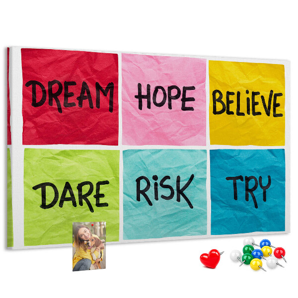 Prikbord met kleurrijke kaarten en inspirerende slogans