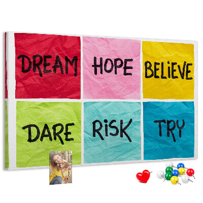 Prikbord met kleurrijke kaarten en inspirerende slogans