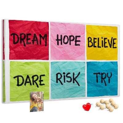 Prikbord met kleurrijke kaarten en inspirerende slogans