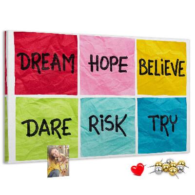 Prikbord met kleurrijke kaarten en inspirerende slogans