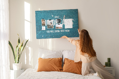 Kurkbord met een print van dromen op een blauwe achtergrond
