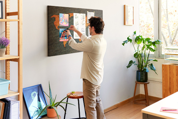 Prikbord met een oude wereldkaart in bruintinten