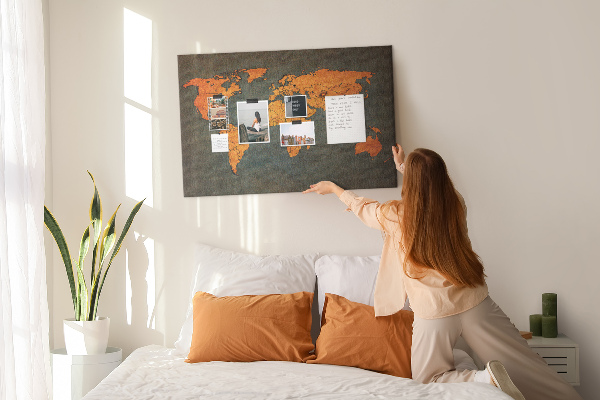 Prikbord met een oude wereldkaart in bruintinten