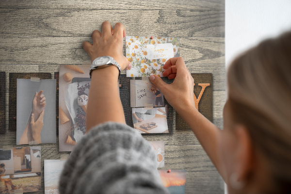 Kurkbord familiebrieven op een houten achtergrond