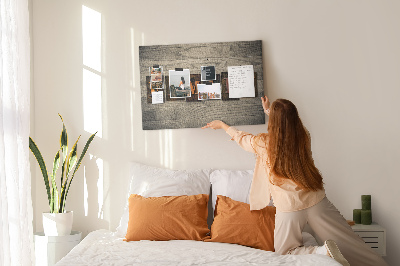 Kurkbord familiebrieven op een houten achtergrond