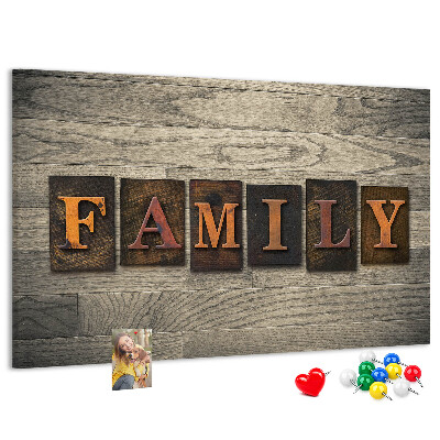 Kurkbord familiebrieven op een houten achtergrond