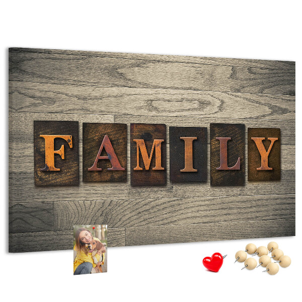 Kurkbord familiebrieven op een houten achtergrond