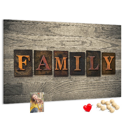 Kurkbord familiebrieven op een houten achtergrond